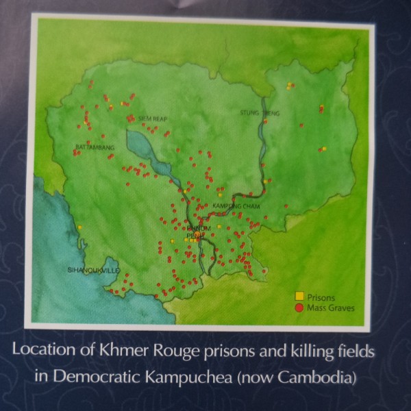 Börtönök (sárga pont) és gyilkos mezők (piros) az egykori Demokratikus Kambodzsa területén